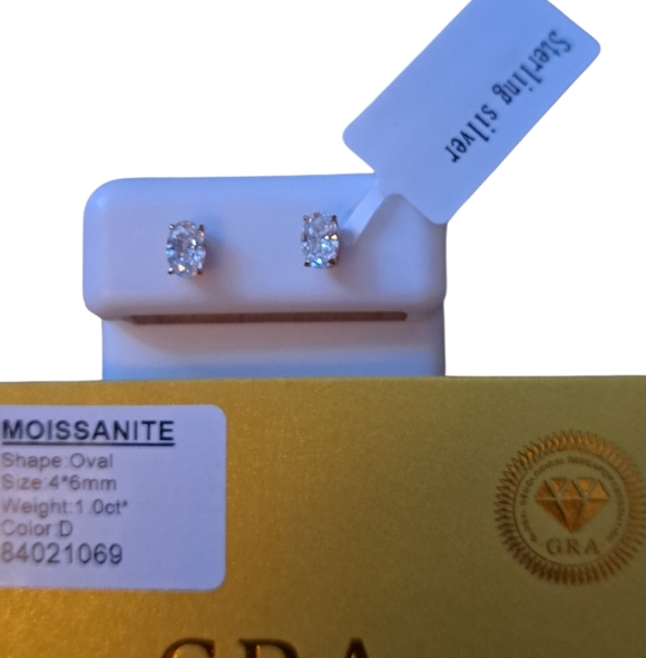 Moissanite Oval 1 CT Earrings with Certificate - Picture 2 of 3